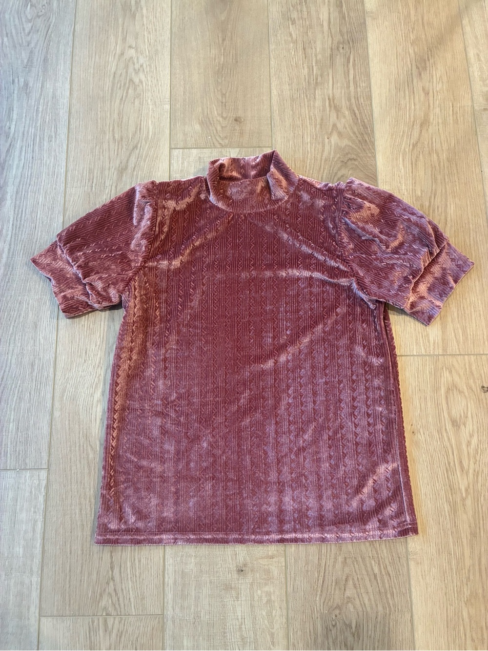 THML Short-Sleeve Mock Neck velvet Top in rose textured autumn dressy size small
